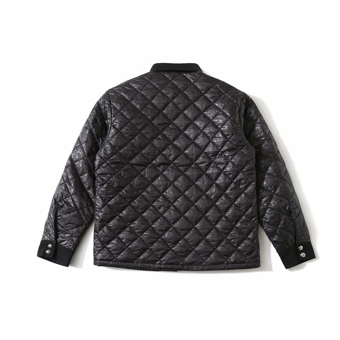 🅿️360 Chrome Hearts Marty Boy red lip quilted all-over printed shirt and cotton jacket. New products in the counter are small cotton-padded jackets for men and women. Diamond quilted quilting, moderate thickness. Retro fashion, never out of fashion. 1️⃣Fabric: Same as original fabric. Surface fabric. Lining molded with CH pattern logo, custom-woven quilted cotton material. 2️⃣Hardware: Original mold opening, customized CH original four-button buckle. Accessories: Original customized latest main label (genuine leather label) 3️⃣The whole garment is neatly routed and consistent with ZP. Double-layer stand-up collar, inner lining, distressed cross buttons. Feel free to compare any version! ! A noble item with its own high-end atmosphere. It is really rare. It is grand and elegant. It has a unique sense of sight on the high street. It is elegant, noble and unique, making this simple and fashionable cotton jacket an excellent item that is currently sought after. It can be worn by both men and women, and it is suitable for couples! ! Color: Black Sizes: S, M, L, XL